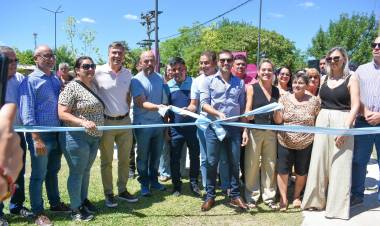 MÁS OBRAS PARA LA GENTE: EL GOBERNADOR ZDERO INAUGURÓ UNA NUEVA PLAZOLETA EN PUERTO VILELAS