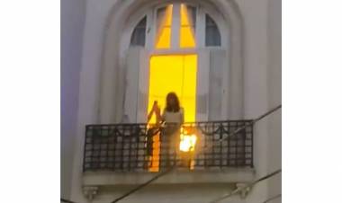 CRISTINA REAPARECIÓ Y BAILÓ AL RITMO DE LA MURGA EN SU BALCÓN