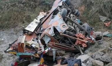 UN MICRO CAYÓ AL RÍO EN EL CENTRO DE NEPAL: 18 MUERTOS
