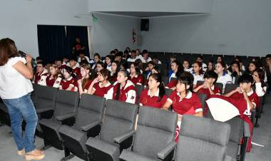 VOCES JÓVENES QUE EL SILENCIO NO PUDO BORRAR”: LA MUNICIPALIDAD IMPULSA UN CICLO DE MEMORIA Y REFLEXIÓN PARA ESTUDIANTES SECUNDARIOS