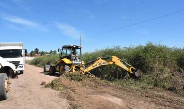 EL MUNICIPIO AVANZA CON COLOCACIÓN DE TUBOS DE ALCANTARILLA, DESAGÜE Y ARREGLO DE CALLES EN MONTENBELLUNA Y MITRE