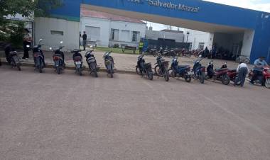 INSPECTORES DE TRÁNSITO ORGANIZAN EL ESTACIONAMIENTO FRENTE AL HOSPITAL "DR. SALVADOR MAZZA"