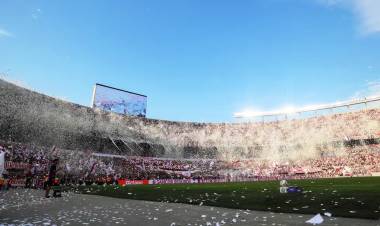 LOS PAPELES SIN EL VIENTO EN LA CANCHA
