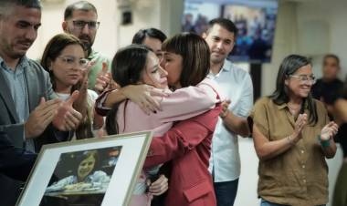 DIPUTADOS PROVINCIALES DEL OFICIALISMO Y DE LA OPOSICIÓN HOMENAJEARON A SANDRA MENDOZA