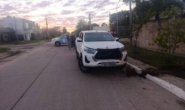 VILLA ANGELA: CONDUCÍA ALCOHOLIZADO, PERDIÓ EL CONTROL DE SU CAMIONETA Y CHOCÓ UN POSTE DE LUZ