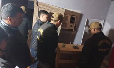 ALLANARON UNA CASA EN MIRAFLORES Y HAY UN DETENIDO: TENÍA DROGA, ARMA CARGADA Y MUNICIONES