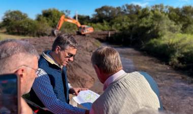 TRES ISLETAS: EL GOBERNADOR ZDERO SUPERVISÓ LA LIMPIEZA DE CANALES RURALES PARA PREVENIR ANEGAMIENTOS