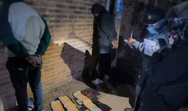DEMORARON A DOS JÓVENES Y SECUESTRARON CASI 300 DOSIS DE COCAÍNA