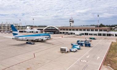 ORDENAN ELIMINAR FOTOS Y DATOS DE LA MUJER TRAS EL ESCÁNDALO SEXUAL A BORDO DE UN AVIÓN EN ROSARIO