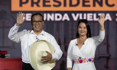 PERÚ: SÁNCHEZ AVENTAJABA A FUJIMORI POR 50,066 A 49,934 POR CIENTO