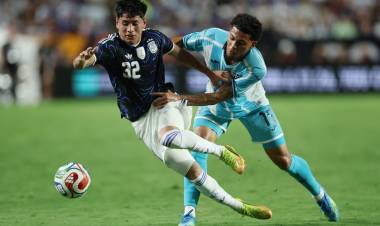 “CHICLE” ARANDA, UN DESFACHATADO QUE YA DEBUTÓ CON LA SELECCIÓN