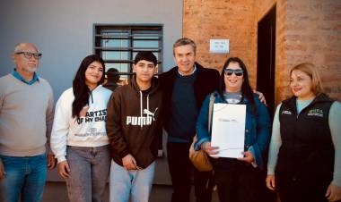 ACCESO A LA CASA PROPIA: EL GOBERNADOR ZDERO ENTREGÓ VIVIENDAS EN LA CHACRA 214 DE RESISTENCIA