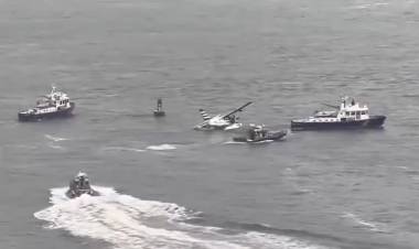 UNA AVIONETA CAYÓ EN EL EAST RIVER DE NUEVA YORK DURANTE UN ATERRIZAJE DE EMERGENCIA