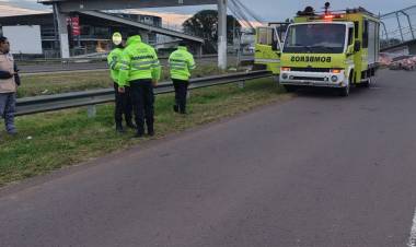 UN SINIESTRO VIAL PROVOCÓ EL DERRUMBE DE UN PUENTE TRAS EL IMPACTO DE UN CAMIÓN