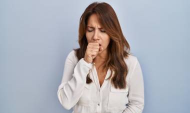 TOS POSTVIRAL: ¿POR QUÉ MUCHAS PERSONAS SIGUEN CON SÍNTOMAS SEMANAS DESPUÉS DE UNA GRIPE?