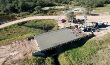 LA PAVIMENTACIÓN DE LA RUTA PROVINCIAL 30 ALCANZÓ EL PUENTE Y SE ACERCA A LAGUNA LIMPIA