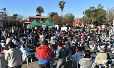 RESISTENCIA: EL GOBIERNO PROVINCIAL ENTREGÓ PLANOS DE MENSURA A FAMILIAS DEL BARRIO VARGAS 2