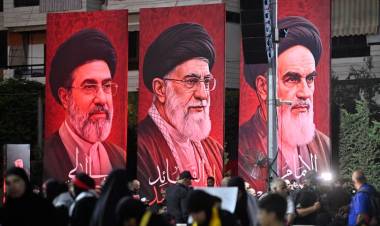 LOS RESTOS DEL DIFUNTO LÍDER SUPREMO DE IRÁN FUERON ENTERRADOS EN MASHHAD