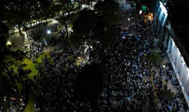 MÁS DE 45.000 PERSONAS CELEBRARON EN RESISTENCIA BAJO UN AMPLIO OPERATIVO DE SEGURIDAD