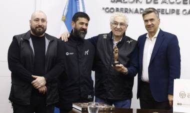 BIENAL 2026: ZDERO RECIBIÓ A JUAN CARLOS PALLAROLS, QUIEN DONÓ LA “ROSA DE LA PAZ” PARA IMPULSAR LA RESTAURACIÓN DE BOSQUES NATIVOS