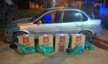 INTENTARON ESCAPAR CON 200 BREZAS DE CIGARRILLOS DE CONTRABANDO Y FUERON DEMORADOS