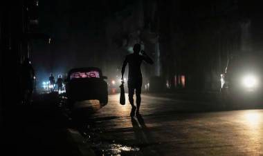 CUBA: UNA FALLA EN LA RED ELÉCTRICA DEJÓ A OSCURAS A TODA LA ISLA