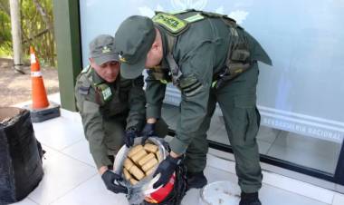 TRAÍAN MARIHUANA DE MISIONES A RESISTENCIA EN LATAS DE PINTURA Y LOS DETUVIERON EN EL PUENTE
