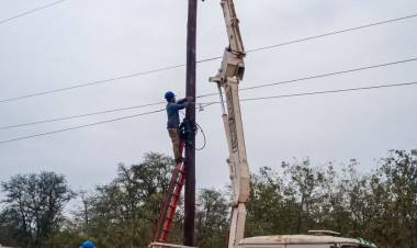 OBRAS EN EL IMPENETRABLE: SECHEEP MEJORA LA RED ELÉCTRICA QUE UNE MISIÓN NUEVA POMPEYA CON EL SAUZALITO