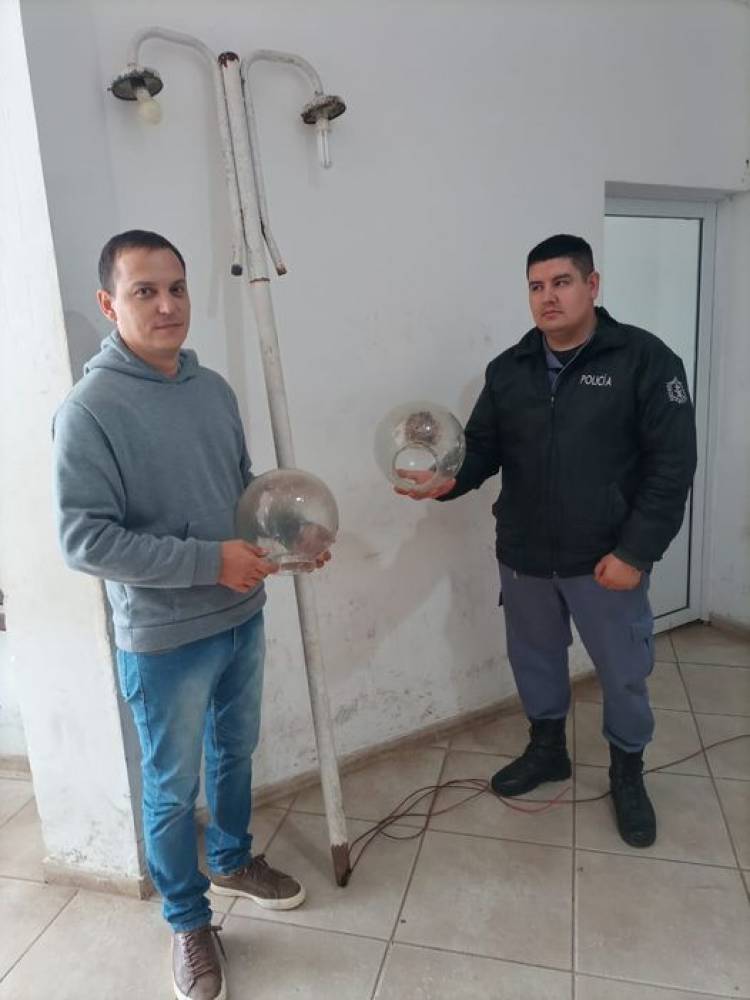 VILLA ÁNGELA: LE ROBARON UNA ESTRUCTURA DE METAL TIPO FAROL PERO LA POLICÍA LO RECUPERO