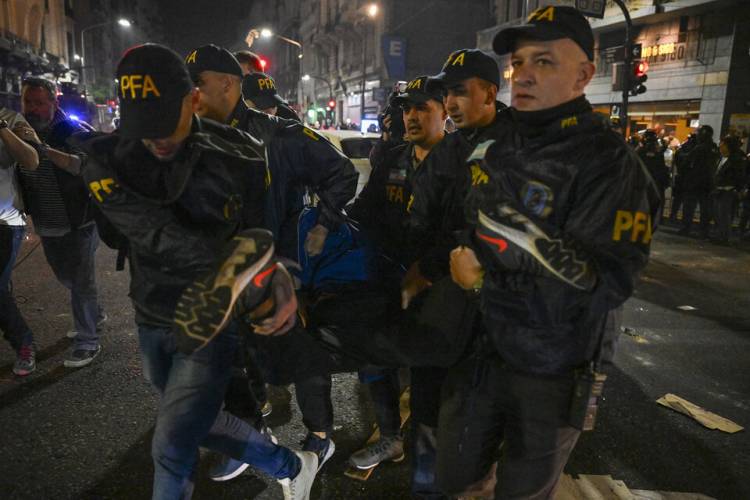 UNA CACERÍA POLICIAL MUY FLOJA DE PAPELES