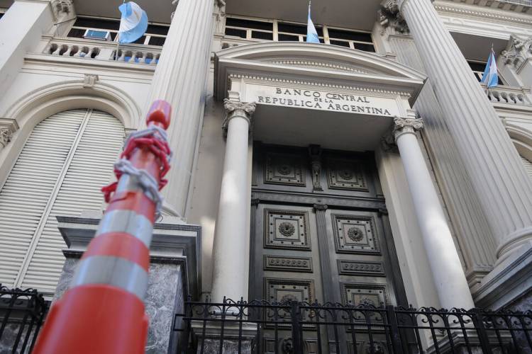 CAE EL CRÉDITO AL SECTOR PRIVADO
