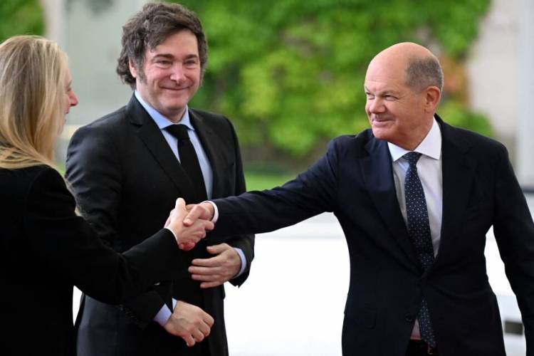 SIN HONORES NI CONFERENCIA DE PRENSA, MILEI SE REUNIÓ CON EL CANCILLER ALEMÁN OLAF SCHOLZ