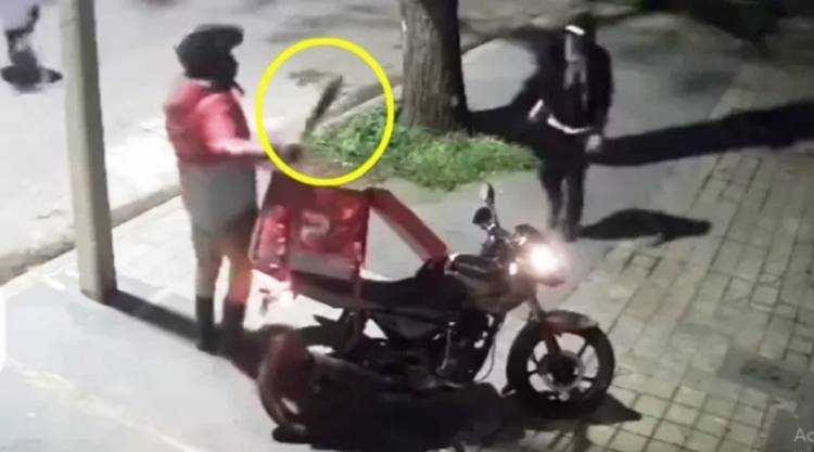 UN REPARTIDOR SE ENFRENTÓ A DOS LADRONES CON UN MACHETE