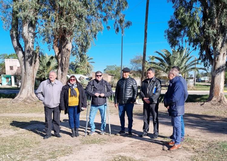 VILLA ÁNGELA: MEJORA LA PLAZA MARTIN MIGUEL DE GÜEMES EN UN TRABAJO ARTICULADO ENTRE LA MUNICIPALIDAD Y EL CLUB DE LEONES