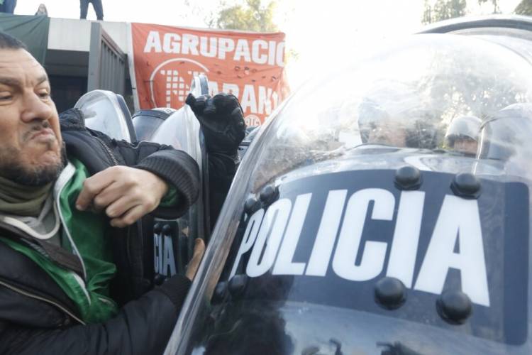 REPRESIÓN PARA LOS DESPEDIDOS DEL INTI 