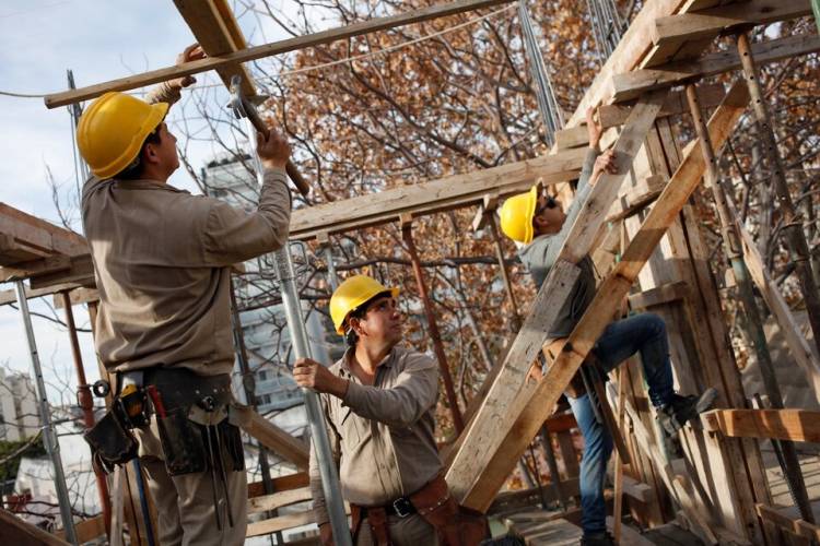 CONSTRUCCIÓN SIGUE CON NÚMEROS POR EL PISO