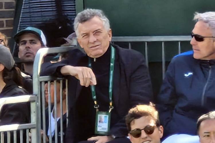 MACRI EN WIMBLEDON: ESQUIVA LOS PELOTAZOS DEL PRO Y JUEGA AL MISTERIO CON EL PACTO DE MAYO
