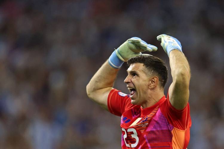 "DIBU" MARTÍNEZ, TAN GRANDE COMO FILLOL 