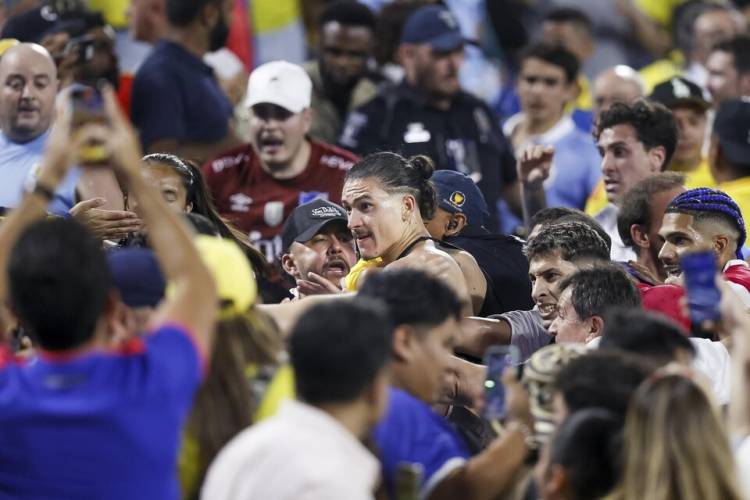 "NUESTRA FAMILIA CORRIÓ PELIGRO": LOS JUGADORES URUGUAYOS SALTARON A LA PLATEA PARA PELEAR CON HINCHAS COLOMBIANOS