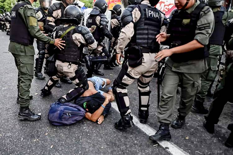 NI TERROR NI GOLPISMO, SOLO GENTE PROTESTANDO