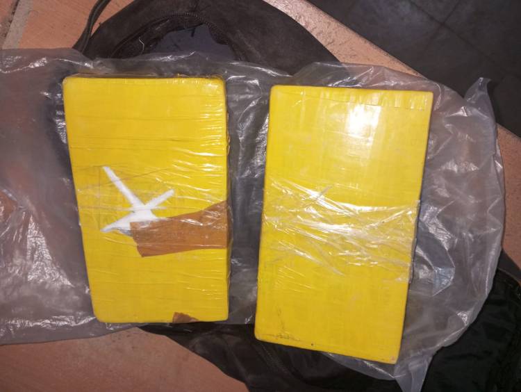 DOS SUJETOS ESCAPARON DE UN CONTROL Y EN SU HUIDA ARROJARON UNA MOCHILA CON DROGAS