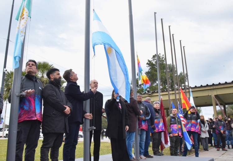EN CHACO SE RESPIRA BIENAL: “COMENZÓ EL MUNDIAL DE LAS ESCULTURAS” EXPRESÓ EL GOBERNADOR ZDERO