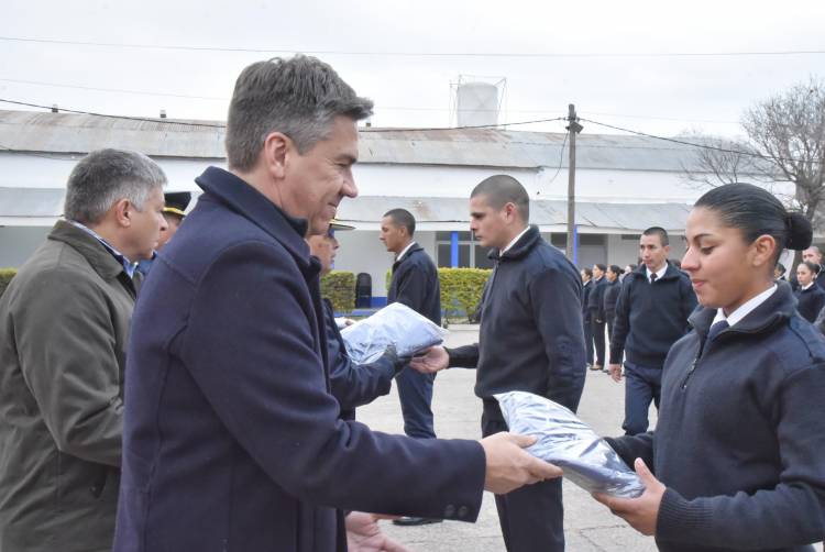 EL GOBERNADOR ZDERO ENTREGÓ UNIFORMES A FUTUROS AGENTES DE LA POLICÍA DEL CHACO