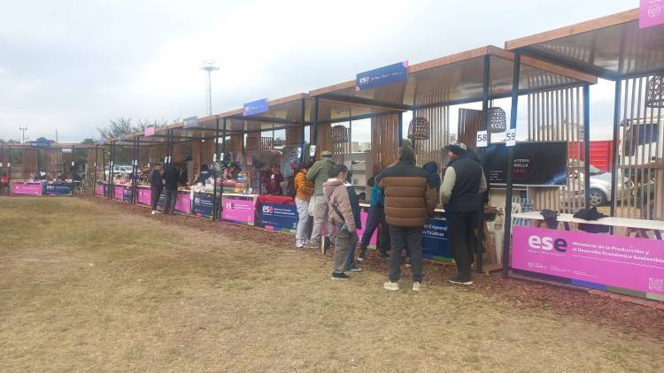180 EMPRENDEDORES DE 16 LOCALIDADES DE LA PROVINCIA OFRECEN SUS PRODUCTOS ARTESANALES EN LA BIENAL