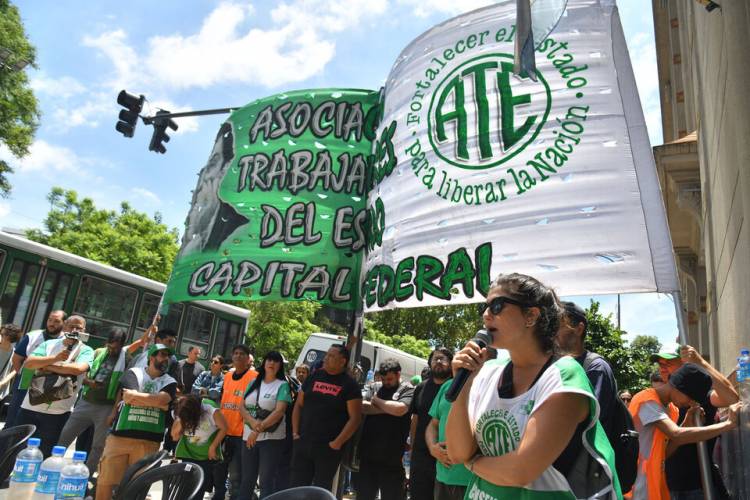 UN FRENO AL DESPIDO DE TRABAJADORES ESTATALES TRANS