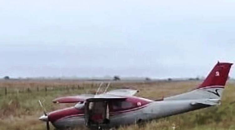 CORRIENTES: AVIONETA QUE CARGARÍA DROGA FUE ENCONTRADA A LA VERA DE LA RUTA NACIONAL N°12