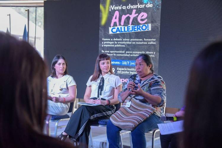 LA LEGISLATURA EN LA BIENAL: DIPUTADAS DEL FRENTE CHAQUEÑO IMPULSARON UNA CHARLA DEBATE SOBRE EL ARTE CALLEJERO Y LA NECESIDAD DE LEGISLARLO