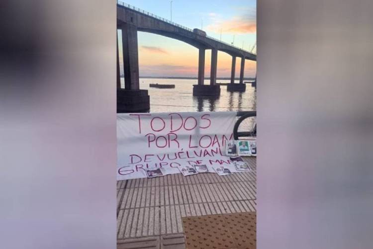 LOAN EN EL PUENTE! MANIFESTANTES PIDIERON POR EL NIÑO EN EL CHACO - CORRIENTES