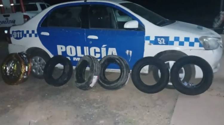 CHARATA: QUISO PASAR EL CONTROL CON CINCO NEUMÁTICOS PARA AUTO Y CUATRO CUBIERTAS DE MOTO SIN EL AVAL ADUANERO