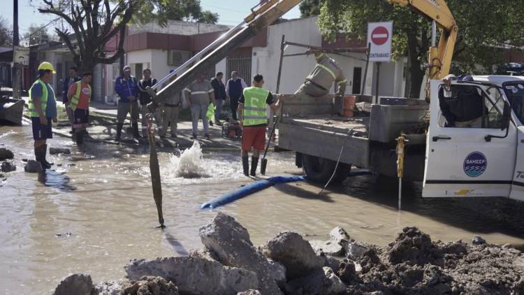 RESISTENCIA: SE REPARÓ LA ROTURA DE UN CAÑO EN UNA OBRA DE PAVIMENTO SOBRE AV. 9 DE JULIO